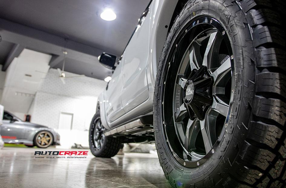 FORD RANGER MO970 GLOSS GREY CENTRE WITH BLACK LIP